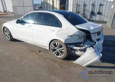 2017 Mercedes-Benz C 300 z USA, uszkodzony, nr VIN 55SWF4JB1HU179161